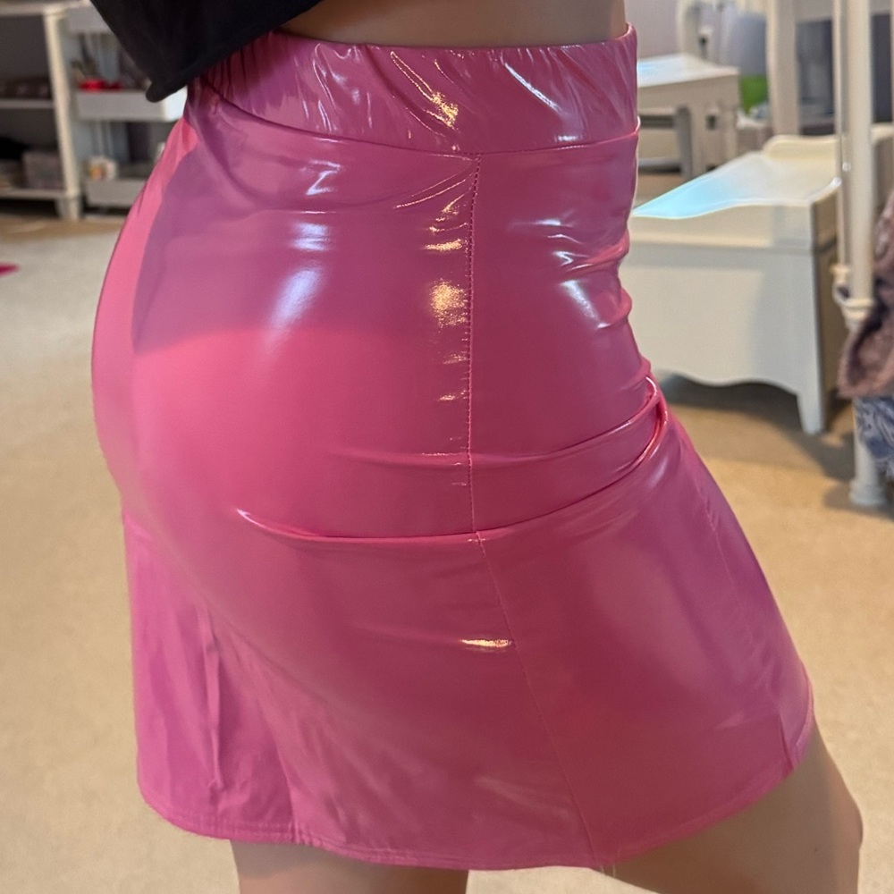 Bright pink pleather skirt from Pretty Little Thing - Picture 2 of 5
